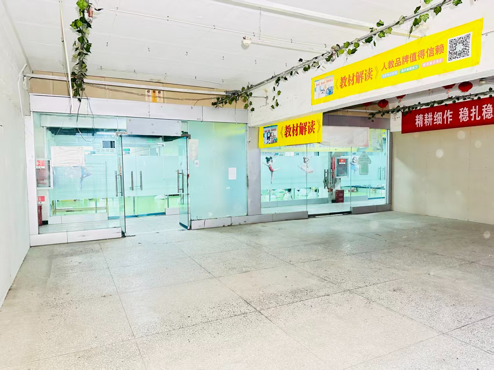 凉洛寨南北小街提供写字楼、商铺、展示空间、直播间等多种面积选择，满足企业办公、研发、展示、运营等多元需求。