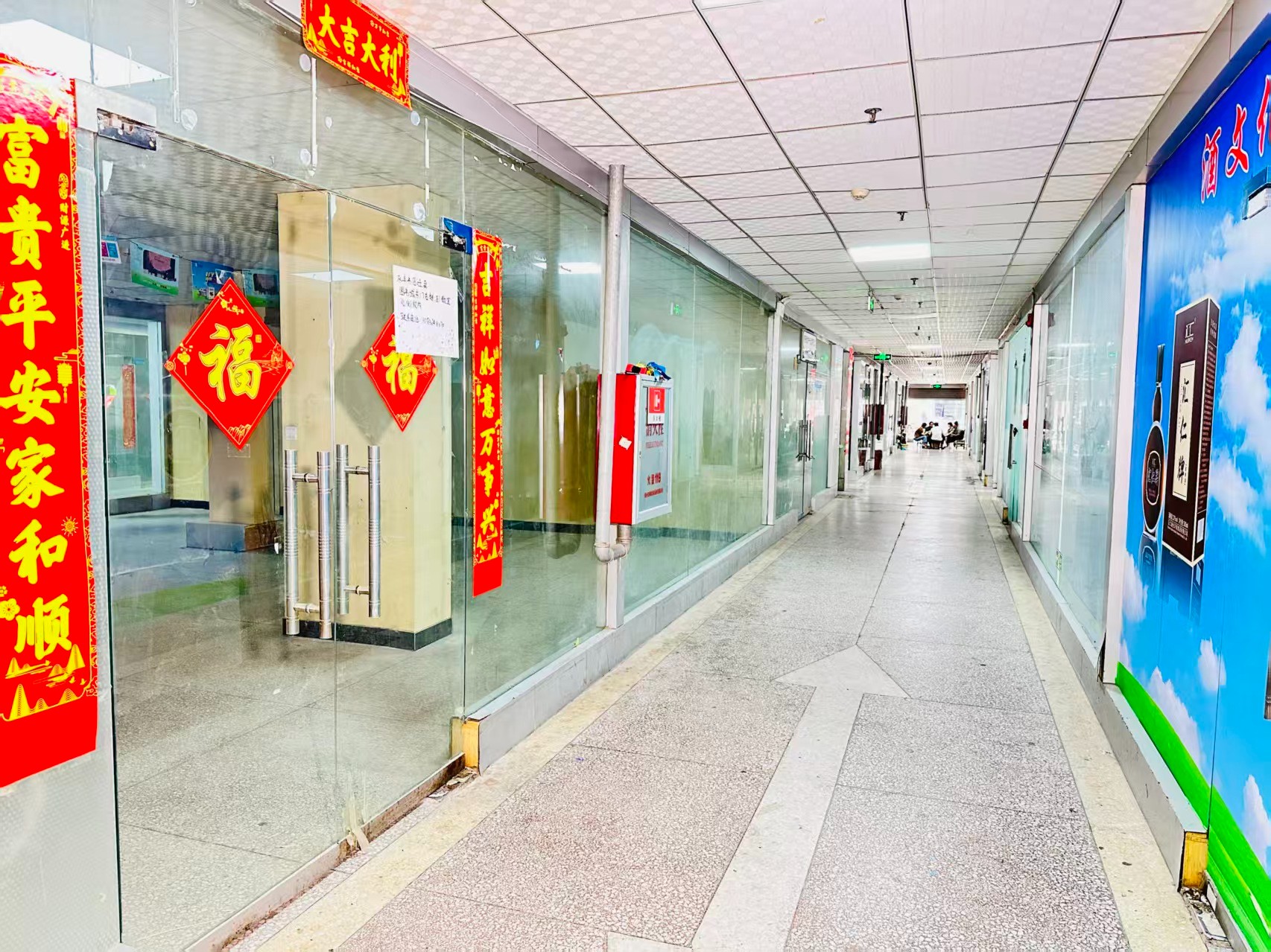 凉洛寨南北小街园区位于洛阳市老城区春都路商贸核心区域，周边商业氛围成熟，交通便利，配套完善。依托传统副食品商贸资源，园区具备良好的经营基础和人气优势，是企业办公、商品展示、批发零售及创业发展的理想选择。
