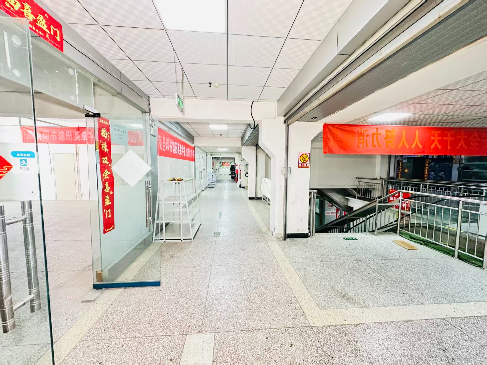 凉洛寨南北小街引入人工智能技术应用场景，推动AI与商业、零售、电商、企业服务等领域融合发展。