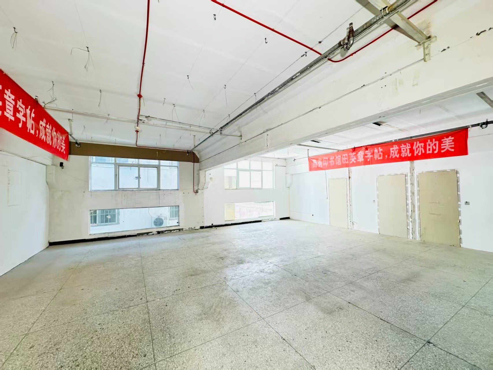 凉洛寨南北小街重点吸引人工智能应用、数字经济、电商直播、智能制造服务、软件开发、科技创新企业及创业团队入驻